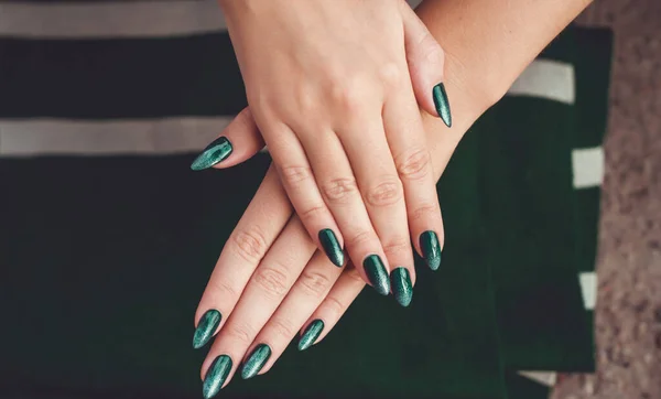 绿蓝色的春天美发 女性的春意盎然 美感和手指甲的呵护 — 图库照片