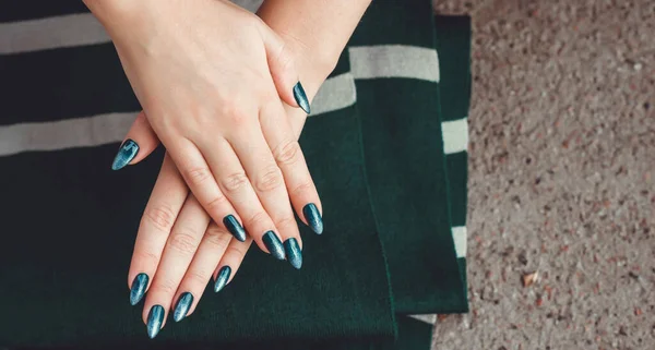 Zielony Niebieski Kolor Wiosenny Manicure Wiosenne Pomysły Dla Kobiet Piękno — Zdjęcie stockowe