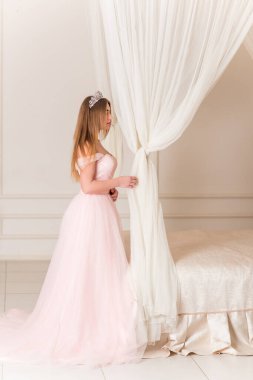 Parlak, uzun, pırıl pırıl bir gece elbisesi içindeki kadın, parti için modaya uygun bir moda.