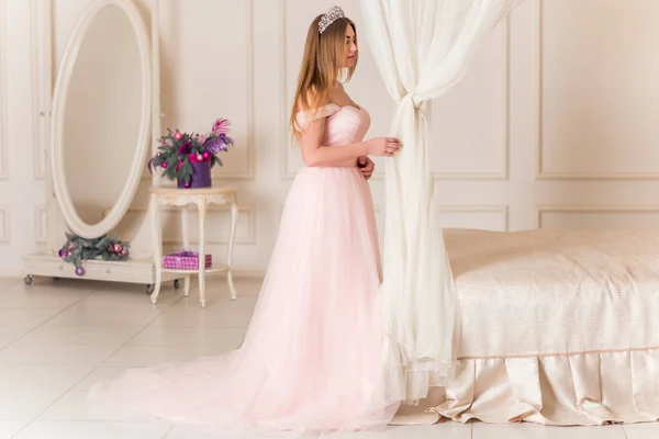 Kobieta Wspaniały Błyszczący Długi Wieczór Błyszcząca Sukienka Modny Trend Imprezę — Zdjęcie stockowe