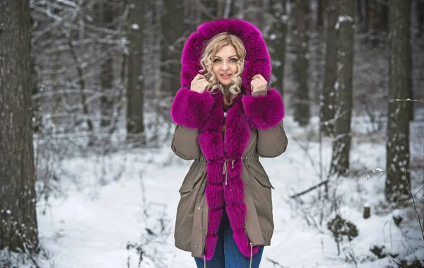 Size Elegant Woman Winter Day Park Walking Outdoor Plump Lady — Stockfoto