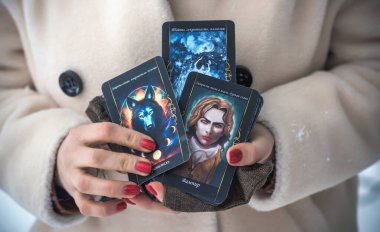 Elinde Tarot kartları olan bir kadın. Bükreş. Romanya 12 Ocak - Illustrative editorial