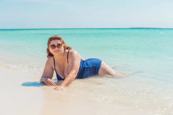 Conceito Corpo Positivo Senhora Meia Idade Praia Azul Maiô Descansando — Fotografia de Stock