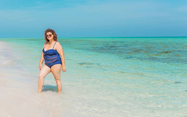 신체의 긍정적 파란색 수영복을 해변에서 즐거운 시간을 보내고 — 스톡 사진
