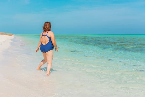 신체의 긍정적 파란색 수영복을 해변에서 즐거운 시간을 보내고 — 스톡 사진