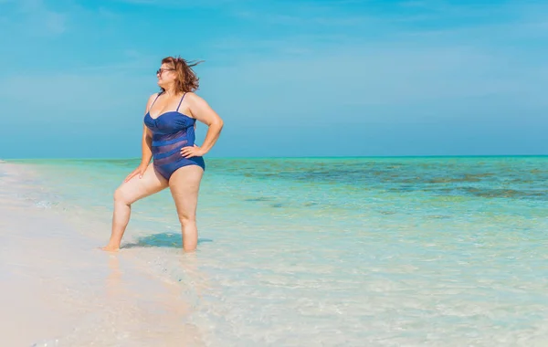 Conceito Corpo Positivo Senhora Meia Idade Praia Azul Maiô Descansando — Fotografia de Stock
