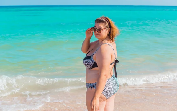体の正の概念 中年女性でザビーチで青い水着休憩と楽しい時間を持っています — ストック写真