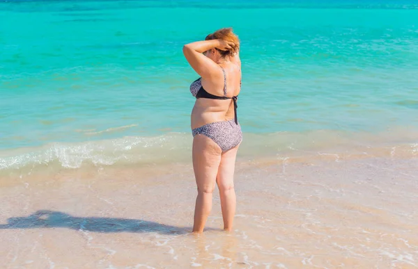 Σωματική Αντίληψη Μεσήλικη Κυρία Στην Παραλία Μπλε Μαγιό Ξεκουράζεται Και — Φωτογραφία Αρχείου