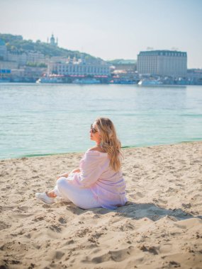 Tatil havası. Ayrıca plajda, baharda, yaz kıyafetleri koleksiyonunda boy mutlu bir kız.
