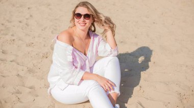 Tatil havası. Ayrıca plajda, baharda, yaz kıyafetleri koleksiyonunda boy mutlu bir kız.