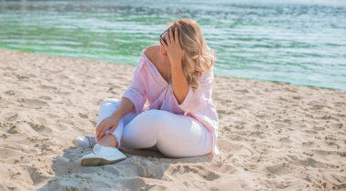 Tatil havası. Ayrıca plajda, baharda, yaz kıyafetleri koleksiyonunda boy mutlu bir kız.