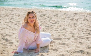 Tatil havası. Ayrıca plajda, baharda, yaz kıyafetleri koleksiyonunda boy mutlu bir kız.