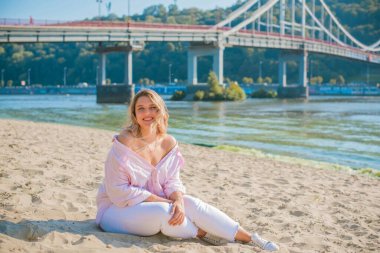 Tatil havası. Ayrıca plajda, baharda, yaz kıyafetleri koleksiyonunda boy mutlu bir kız.