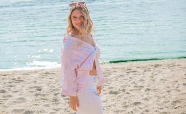 Tatil havası. Ayrıca plajda, baharda, yaz kıyafetleri koleksiyonunda boy mutlu bir kız.