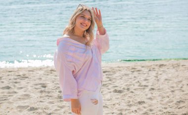 Tatil havası. Ayrıca plajda, baharda, yaz kıyafetleri koleksiyonunda boy mutlu bir kız.