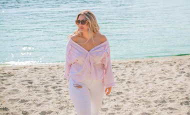 Tatil havası. Ayrıca plajda, baharda, yaz kıyafetleri koleksiyonunda boy mutlu bir kız.