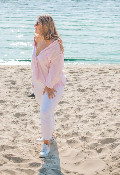 休暇気分だ プラスサイズ幸せな女の子でビーチ 夏服コレクション — ストック写真