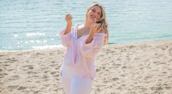Wakacyjny Nastrój Size Szczęśliwa Dziewczyna Plaży Kolekcja Wiosna Lato Ubrania — Zdjęcie stockowe