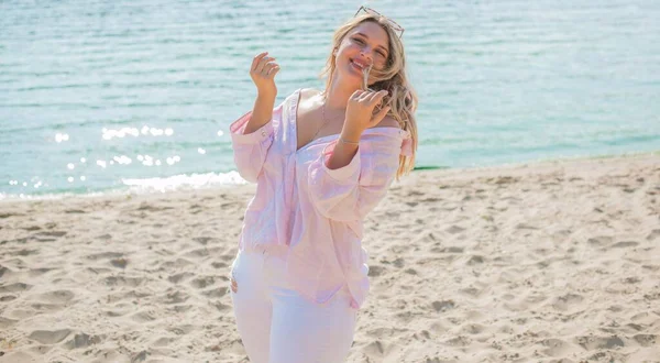 Vakantie Stemming Size Gelukkig Meisje Het Strand Lente Zomer Kleding — Stockfoto