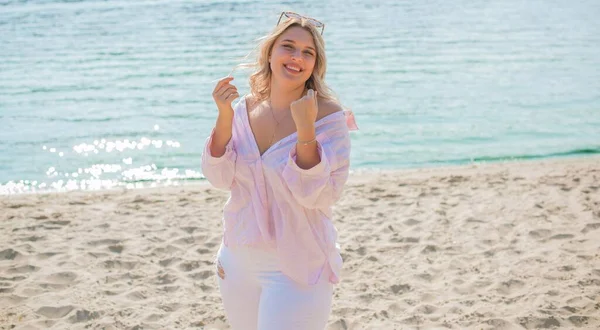 Wakacyjny Nastrój Size Szczęśliwa Dziewczyna Plaży Kolekcja Wiosna Lato Ubrania — Zdjęcie stockowe