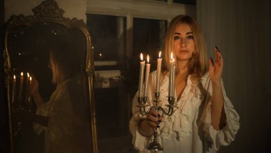 Sihirli sahne, mistik atmosferdeki kadın, Viktorya dönemi vampir ya da cadı tarzı, maskeli fikirler.