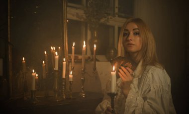 Sihirli sahne, mistik atmosferdeki kadın, Viktorya dönemi vampir ya da cadı tarzı, maskeli fikirler.