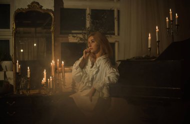 Sihirli sahne, mistik atmosferdeki kadın, Viktorya dönemi vampir ya da cadı tarzı, maskeli fikirler.