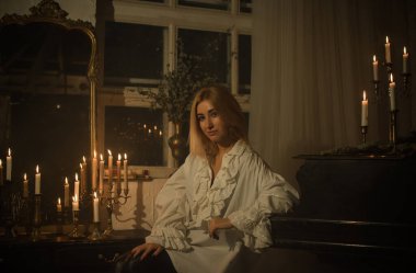 Sihirli sahne, mistik atmosferdeki kadın, Viktorya dönemi vampir ya da cadı tarzı, maskeli fikirler.