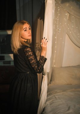 Sihirli sahne, mistik atmosferdeki kadın, Viktorya dönemi vampir ya da cadı tarzı, maskeli fikirler.