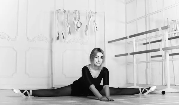 Chica Adulta Gimnástica Ballet Estudio Entrenamiento Estiramiento Estilo Vida Deportivo — Foto de Stock