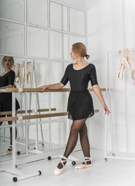 Chica Adulta Gimnástica Ballet Estudio Entrenamiento Estiramiento Estilo Vida Deportivo —  Fotos de Stock