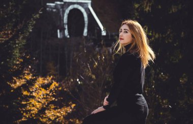 Seyahat eden kadın, eko-hafta sonu konsepti ve doğa yolculuğu.