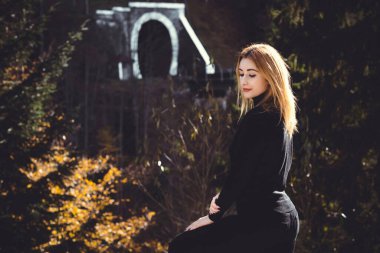 Seyahat eden kadın, eko-hafta sonu konsepti ve doğa yolculuğu.