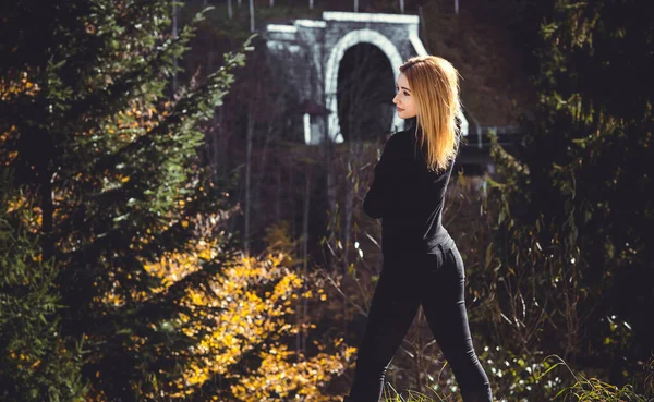 Seyahat eden kadın, eko-hafta sonu konsepti ve doğa yolculuğu.