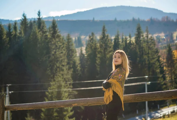 Seyahat eden kadın, eko-hafta sonu konsepti ve doğa yolculuğu.