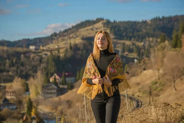 Seyahat eden kadın, eko-hafta sonu konsepti ve doğa yolculuğu.