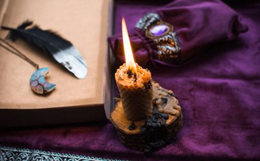 Esrarengiz içerikler için illüstrasyon, mum ve büyü kitabı olan sahne, esrarengiz konsept, fal bakımı, masadaki diğer sihirli şeyler.