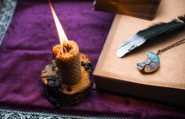 Esrarengiz içerikler için illüstrasyon, mum ve büyü kitabı olan sahne, esrarengiz konsept, fal bakımı, masadaki diğer sihirli şeyler.