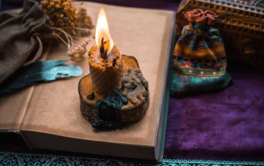 Esrarengiz içerikler için illüstrasyon, mum ve büyü kitabı olan sahne, esrarengiz konsept, fal bakımı, masadaki diğer sihirli şeyler.