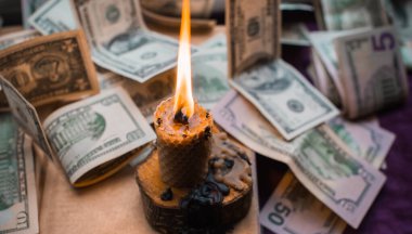 Para çekmek için ayin ve büyü pagan büyüsü ve kader kehaneti, cadı işi, okültizm konsepti.