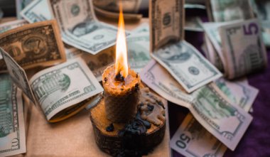 Para çekmek için ayin ve büyü pagan büyüsü ve kader kehaneti, cadı işi, okültizm konsepti.