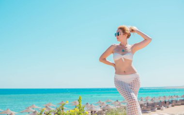 Tatil sahnesi. Mavi deniz ve kıyı şeridinin panoramik manzarası. Güzel manzara, hava manzarası, Mısır. Ayrıca cüsseli kadınlar Kızıl Deniz 'in manzarasını seviyor. Yüksek kalite fotoğraf