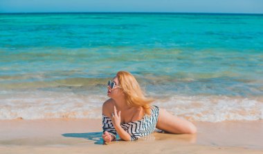 Tatil sahnesi. Mavi deniz ve kıyı şeridinin panoramik manzarası. Güzel manzara, hava manzarası, Mısır. Ayrıca cüsseli kadınlar Kızıl Deniz 'in manzarasını seviyor. Yüksek kalite fotoğraf