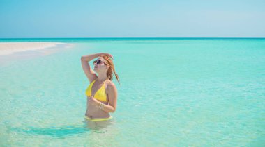 Tatil sahnesi. Mavi deniz ve kıyı şeridinin panoramik manzarası. Güzel manzara, hava manzarası, Mısır. Ayrıca cüsseli kadınlar Kızıl Deniz 'in manzarasını seviyor. Yüksek kalite fotoğraf