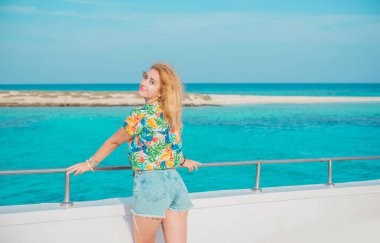 Tatil sahnesi. Mavi deniz ve kıyı şeridinin panoramik manzarası. Güzel manzara, hava manzarası, Mısır. Ayrıca cüsseli kadınlar Kızıl Deniz 'in manzarasını seviyor. Yüksek kalite fotoğraf