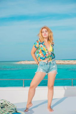 Tatil sahnesi. Mavi deniz ve kıyı şeridinin panoramik manzarası. Güzel manzara, hava manzarası, Mısır. Ayrıca cüsseli kadınlar Kızıl Deniz 'in manzarasını seviyor. Yüksek kalite fotoğraf