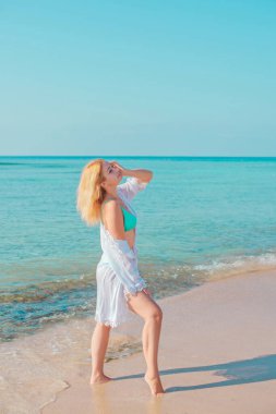 Tatil sahnesi. Mavi deniz ve kıyı şeridinin panoramik manzarası. Güzel manzara, hava manzarası, Mısır. Ayrıca cüsseli kadınlar Kızıl Deniz 'in manzarasını seviyor. Yüksek kalite fotoğraf