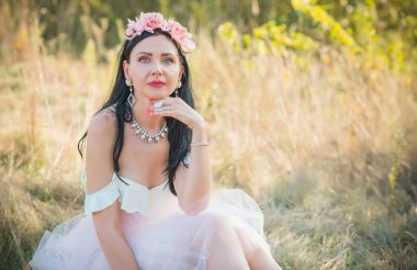 Boho tarzı romantik bir kadın. Moda tarzı, kadın güzelliği, çevre eğilimi, etik 