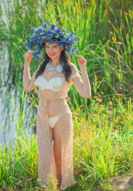 Boho tarzı romantik bir kadın. Moda tarzı, kadın güzelliği, çevre eğilimi, etik 