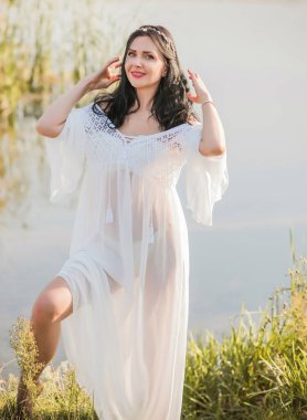 Boho tarzı romantik bir kadın. Moda tarzı, kadın güzelliği, çevre eğilimi, etik 